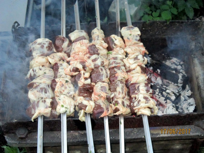 Шашлык из печени на мангале