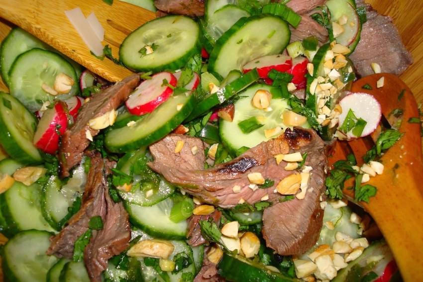 Салат огурцы с мясом