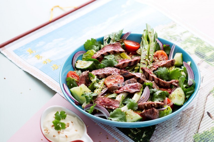 Салат с пекинской капустой и куриной грудкой и кукурузой