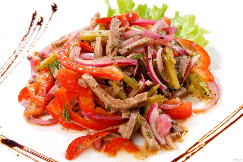 Горячий салат огурцы с мясом