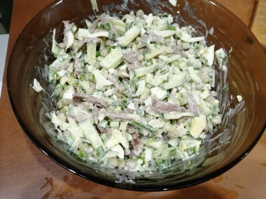 Мясной салат с говядиной и солеными огурцами