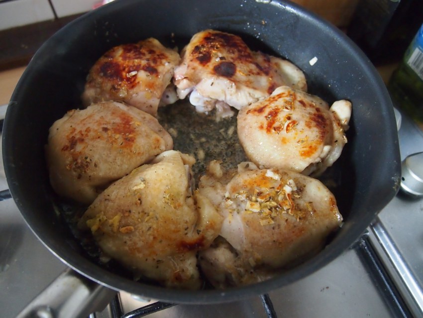 Жареные куриные бедра на сковороде