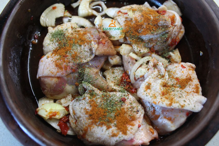 Куриные бёдра на сковороде с сыром