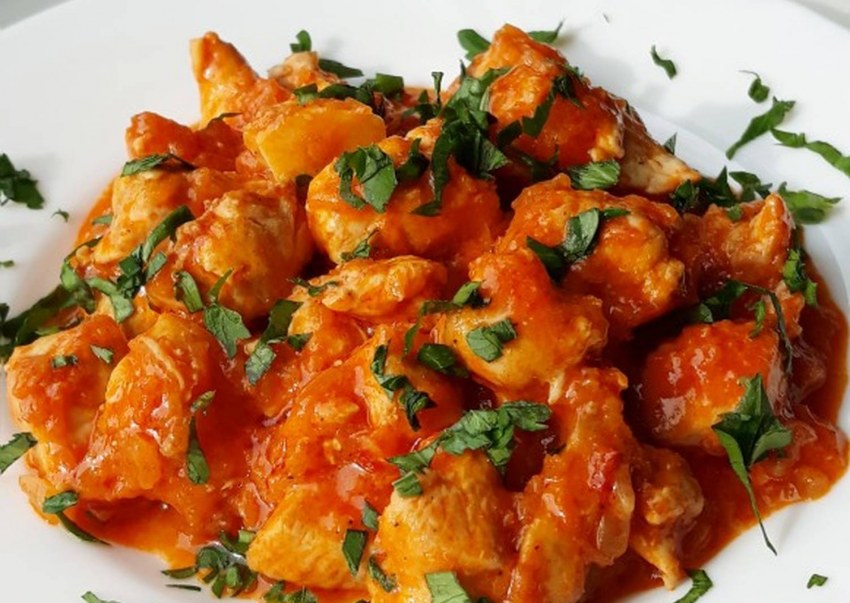 Куриный гуляш с подливкой