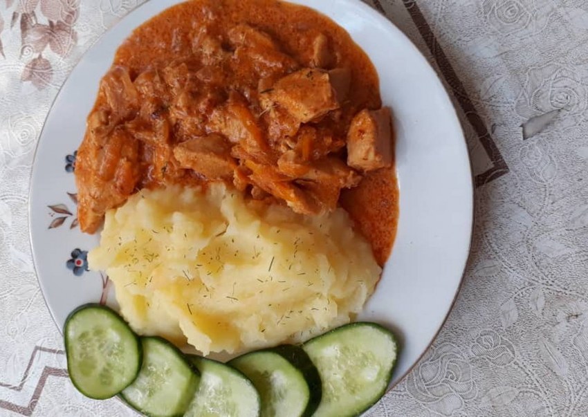 Куриный гуляш в сметанном соусе