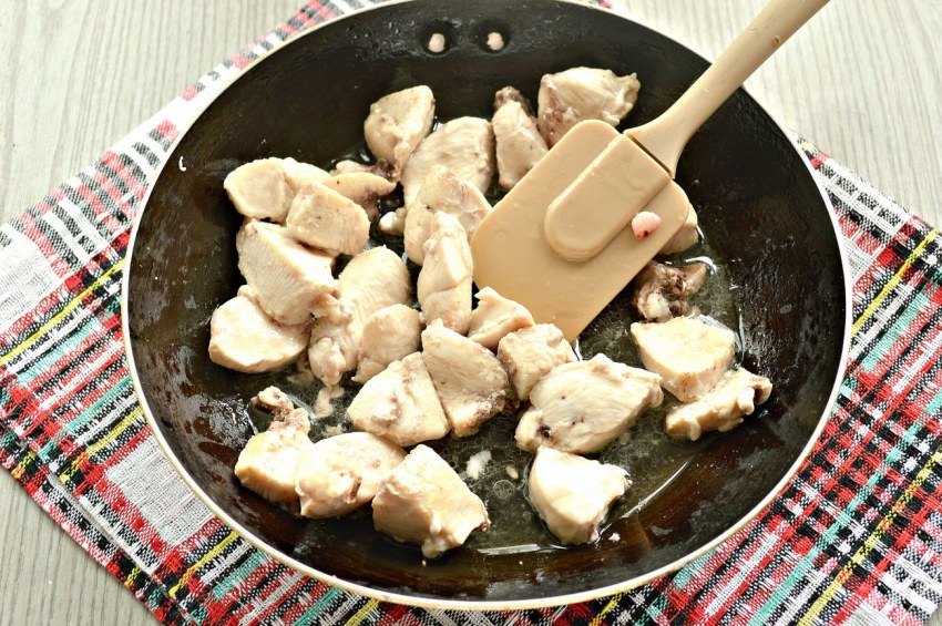 Макароны с гуляшом из курицы