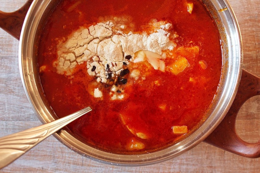 Гуляш с курицей и макаронами