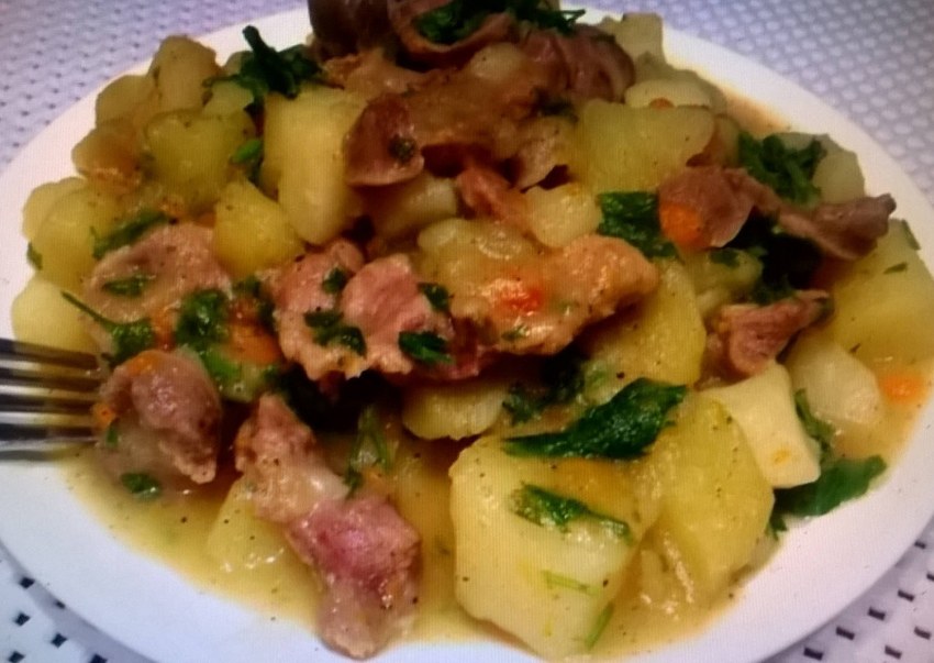 Картофель тушеный с грибами в сметане