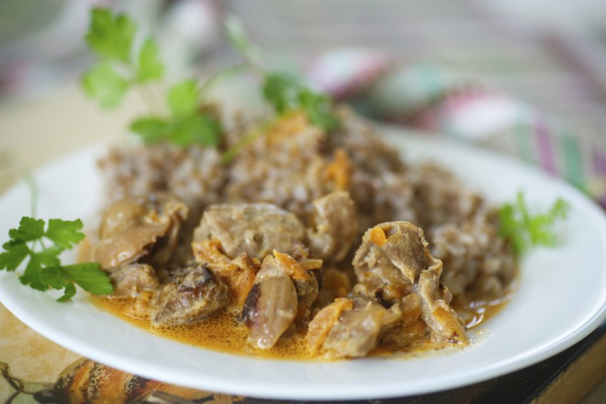 Куриные желудки в сливочном соусе