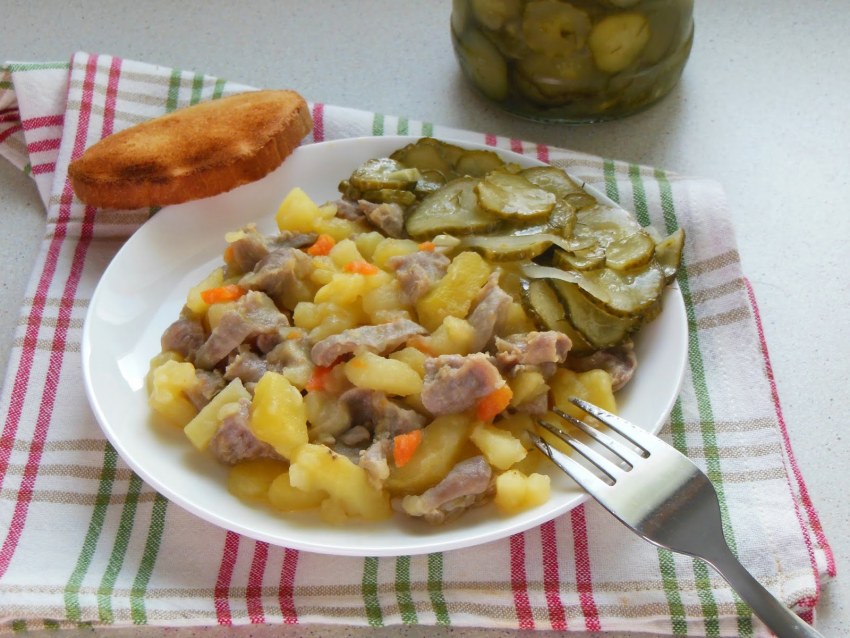 Пупочки куриные тушеные