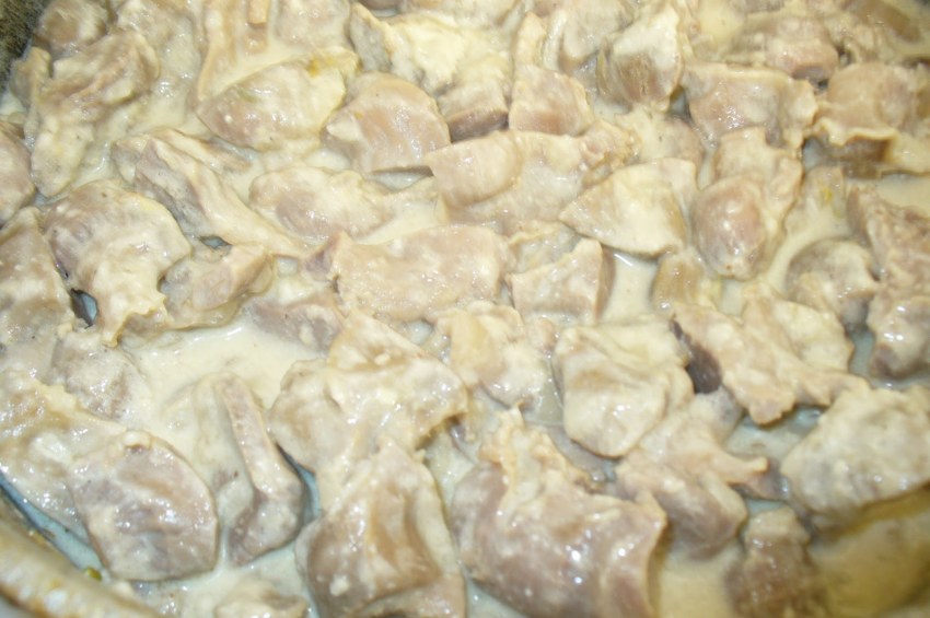 Куриные желудочки в сметане