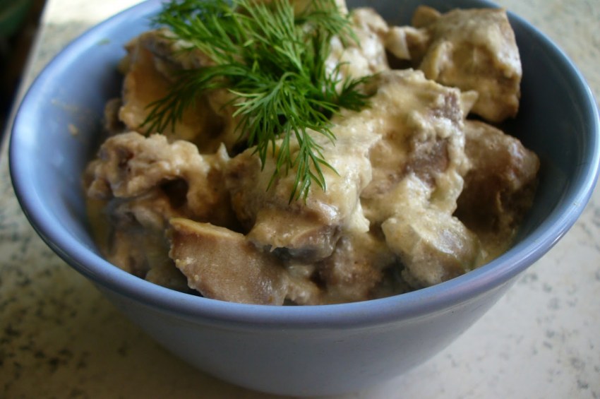 Куриные желудки тушеные сметанном соусе