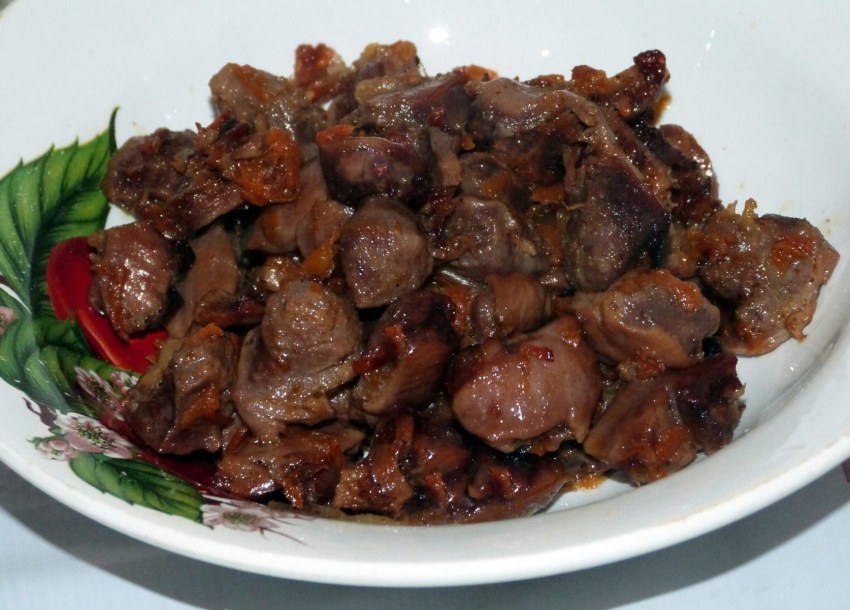 Куриные желудочки с тушеными овощами
