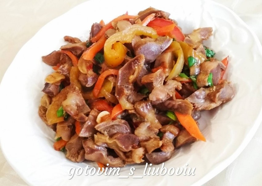 Куриные желудки с луком
