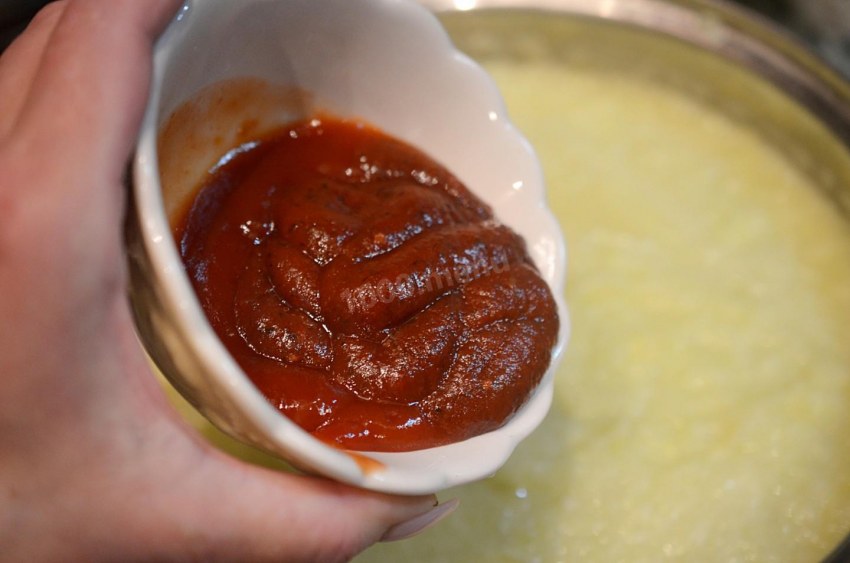 Икра кабачковая с майонезом и томатной пастой и чесноком