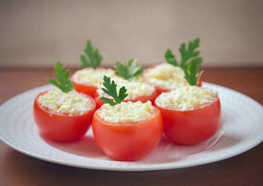 Помидоры с начинкой из сыра