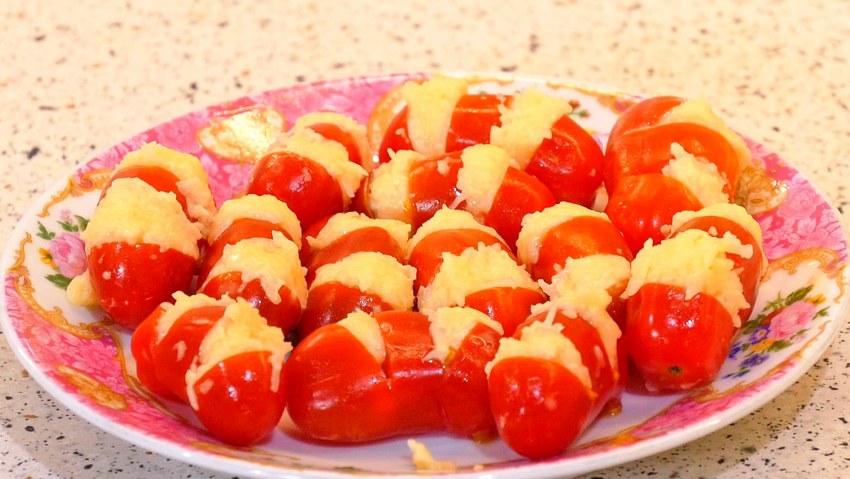 Помидоры фаршированные сыром и чесноком