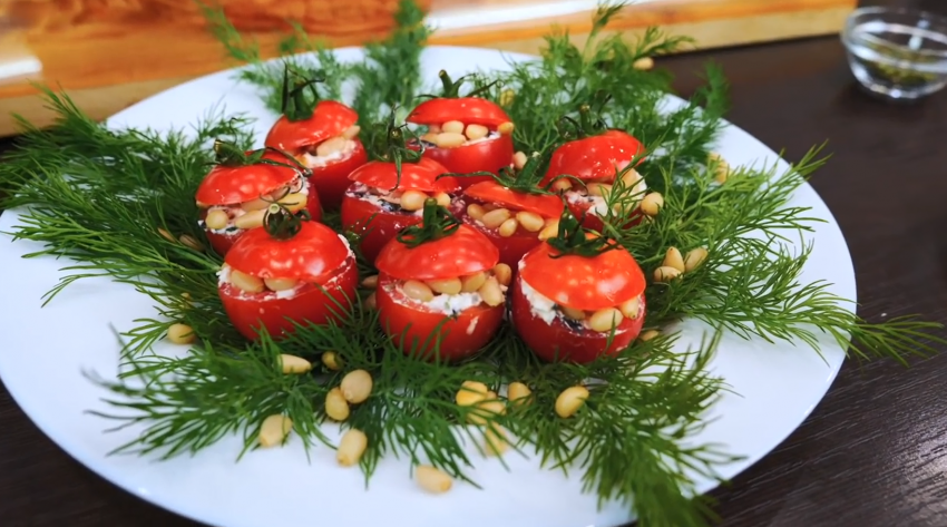 Помидоры с сыром и чесноком