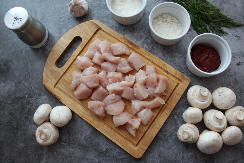 Гуляш из куриного филе с шампиньонами