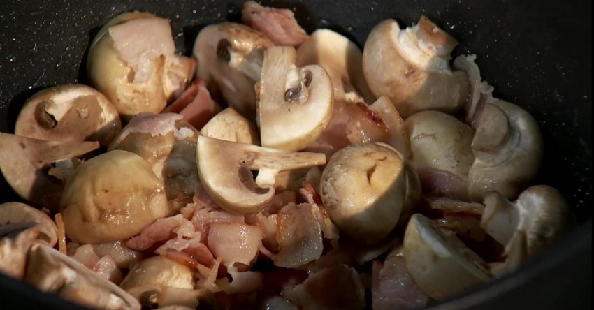 Шампиньоны в казане жареные