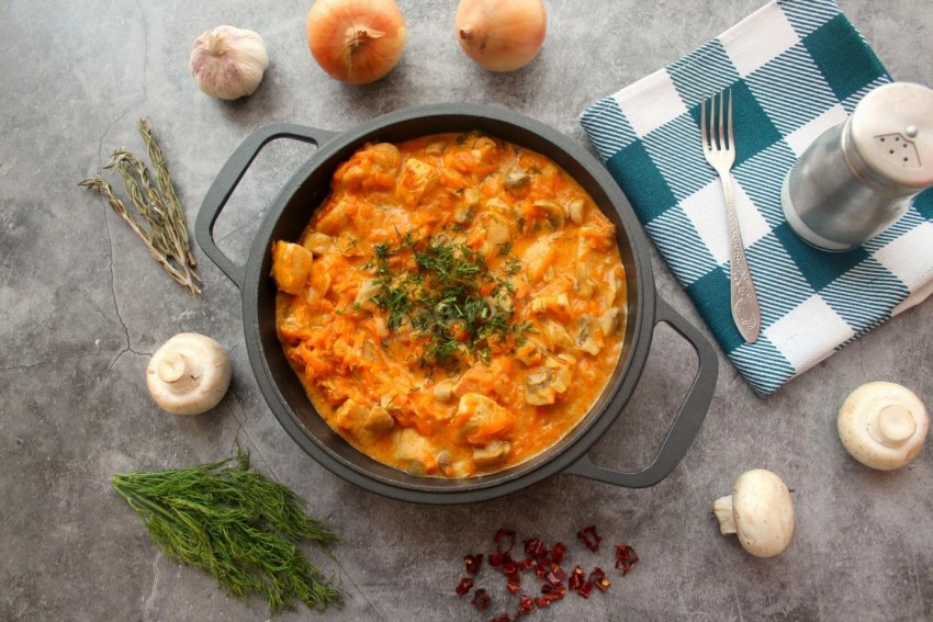 Гуляш из курицы с грибами