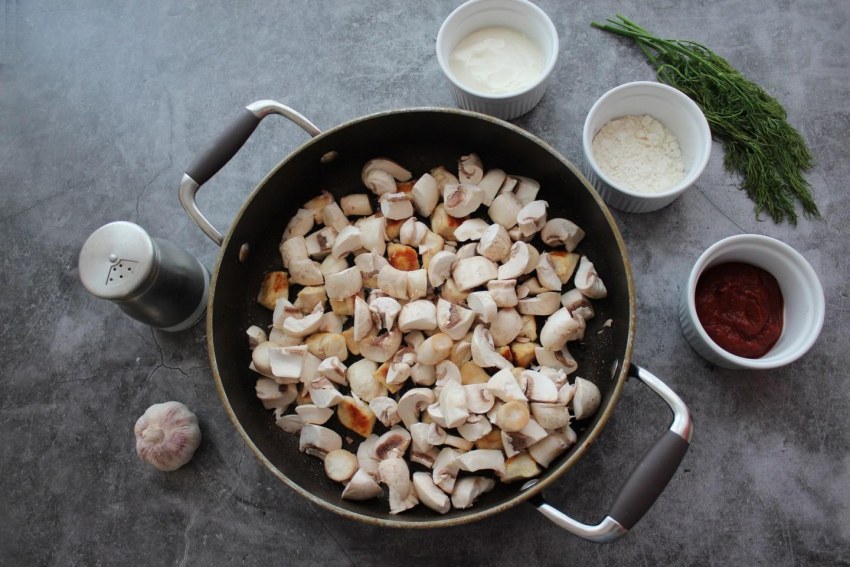 Гуляш из куриного филе с грибами