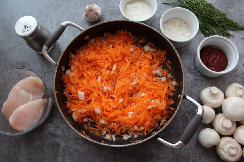 Гуляш из шампиньонов с луком и морковью на сковороде