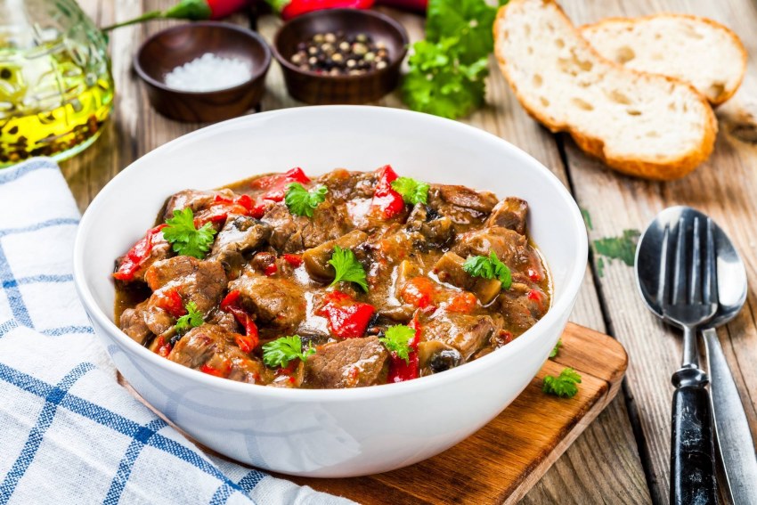 Грибной гуляш с перцем