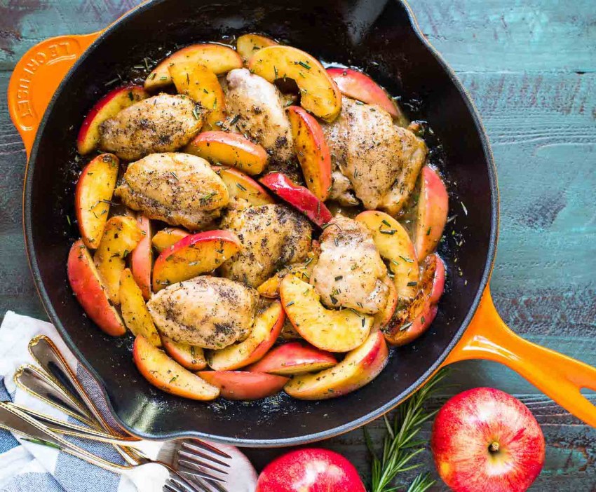 Курица запеченная с яблоками