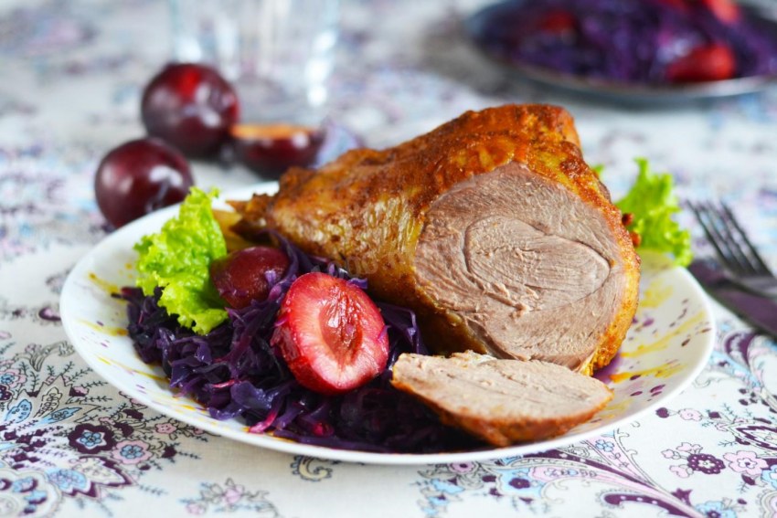 Мясо тушеное с черносливом и медом