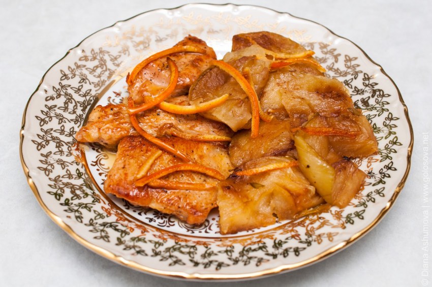 Индейка с яблоками и луком