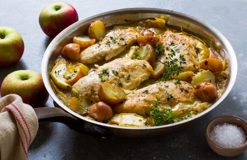 Куриное филе запеченное с яблоками