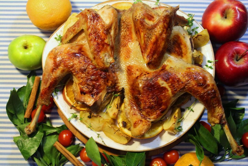 Курица запеченная с яблоками