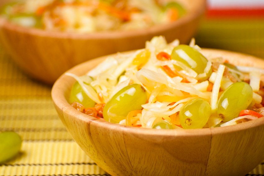 Капуста квашеная с яблоками и виноградом