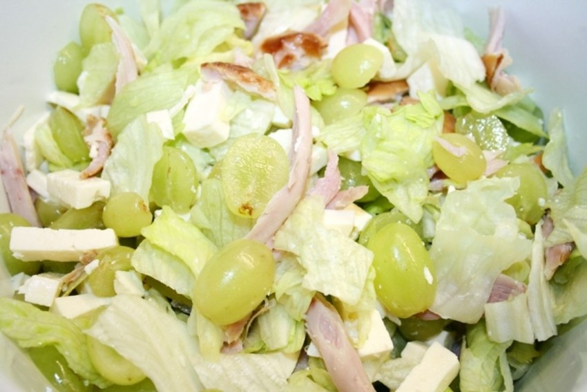 Салат из винограда и куриной грудки
