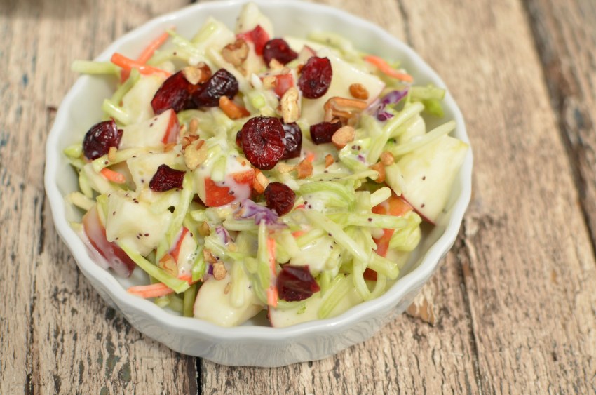 Салат с сельдереем стеблевым и яблоком и курицей