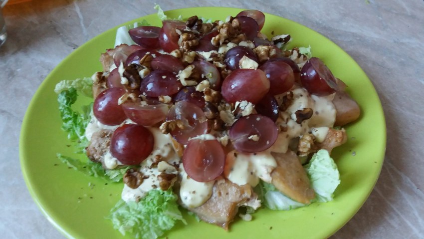 Салат с курицей и виноградом и сыром