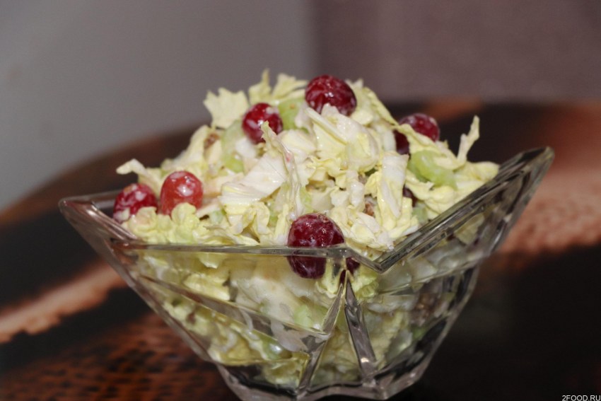 Салат с белокочанной капустой и клюквы