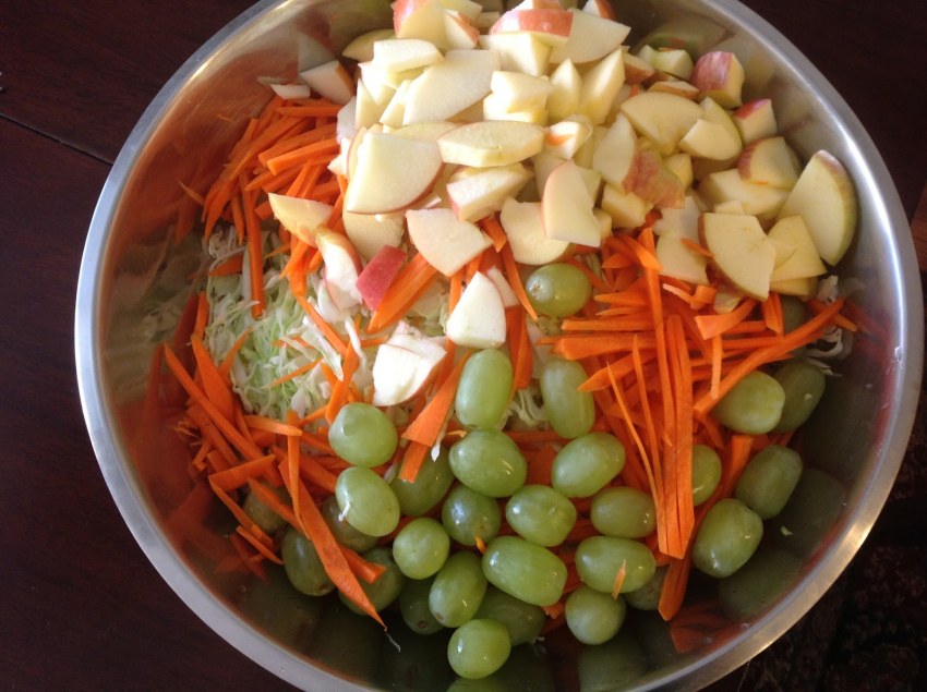 Салат из сельдерея стеблевого с яблоком и курицей