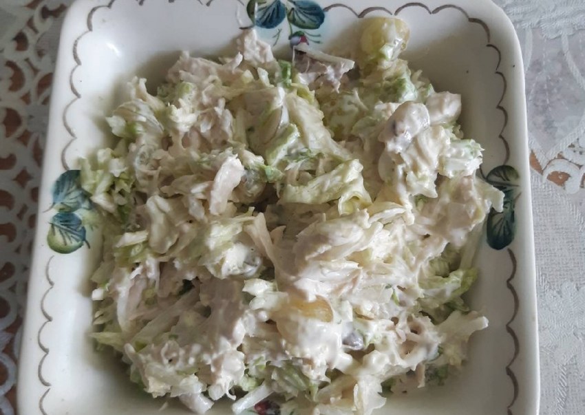 Салат с пекинской капустой и виноградом и курицей