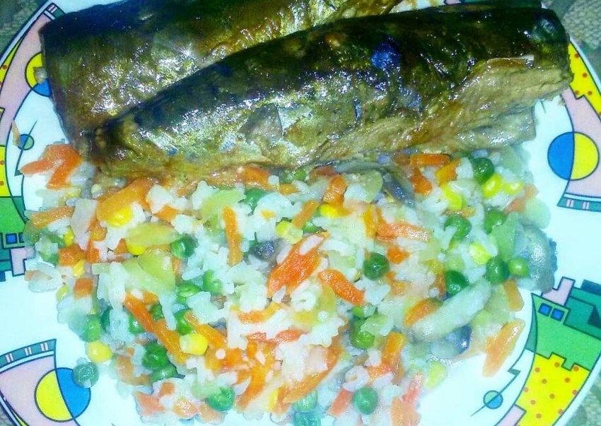 Скумбрия с овощами в сметанном соусе