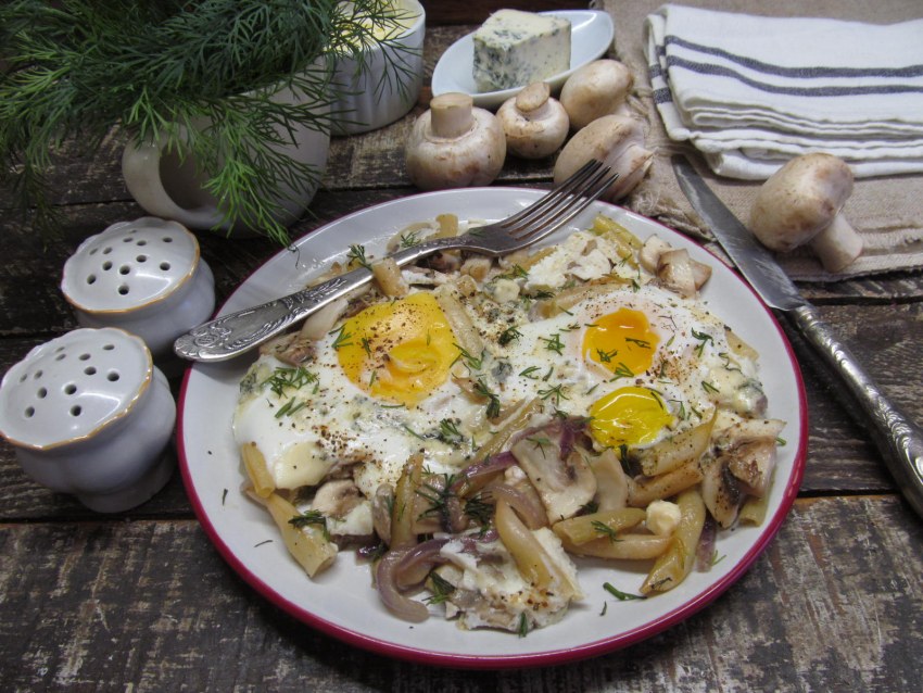 Бекон с жареными грибами и яйцами