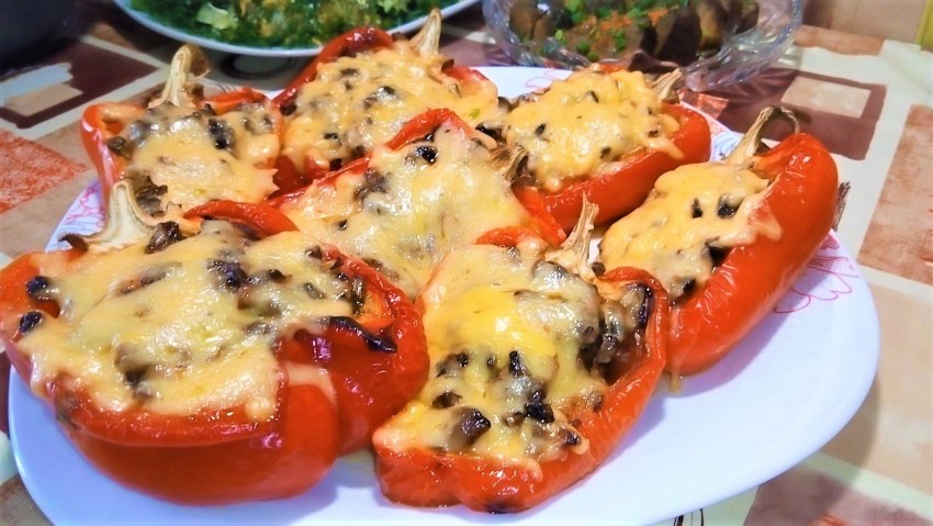 Фаршированные половинки перца