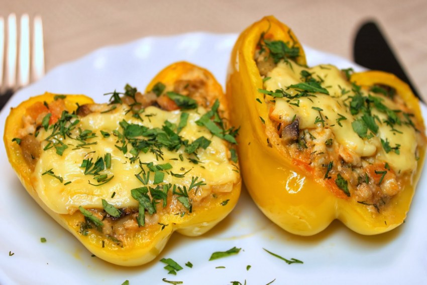 Перец фаршированный грибами и рисом