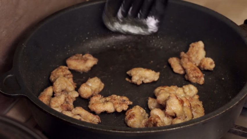 Жареная голень курицы