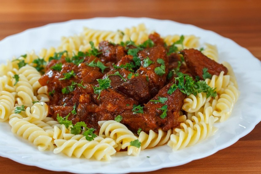 Гуляш из свинины с макаронами