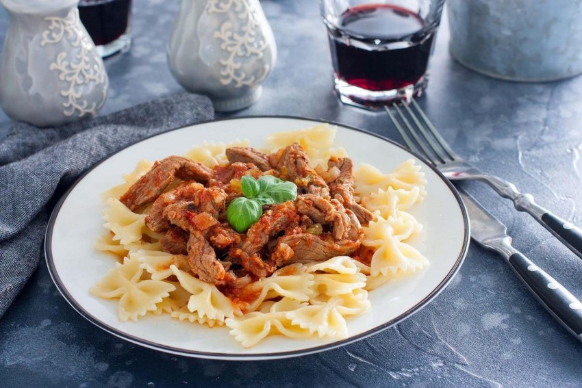 Гуляш из свинины с макаронами