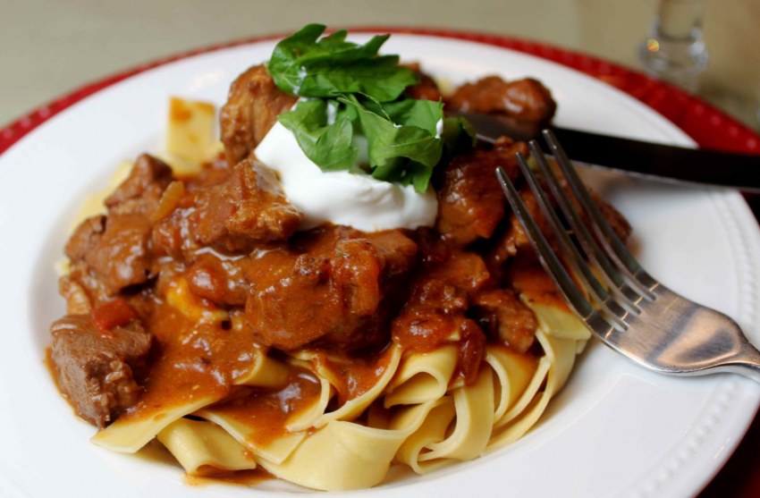 Гуляш из свинины с подливкой с макаронами