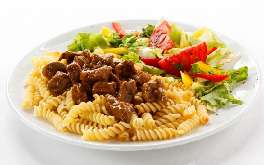 Гуляш с макаронами