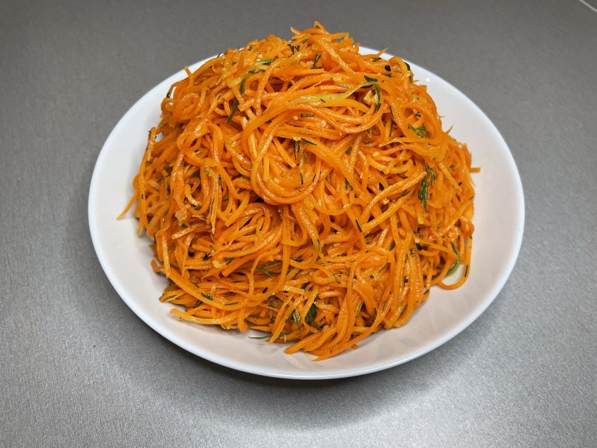 Салат с кальмарами и корейской морковкой
